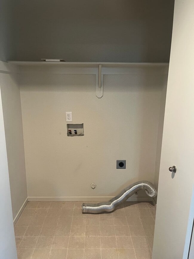 Building Photo - Cute 3 Bedroom 2 bath Home