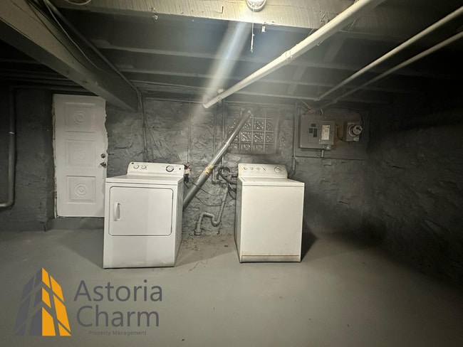 Building Photo - 4 bedroom 1 bath or 3 bedroom + den AVAILA...