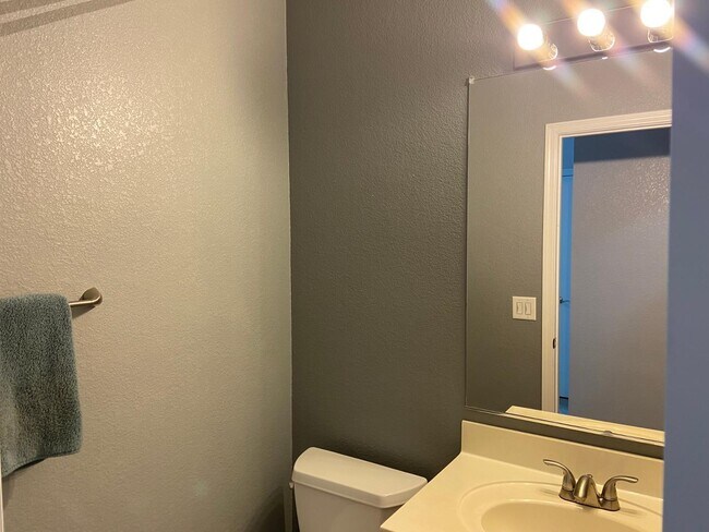 Building Photo - 1330 E Pedro Rd