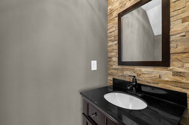 Building Photo - 3 Bedroom, 2 1/2 Bathroom End Unit Townhome in Greensboro