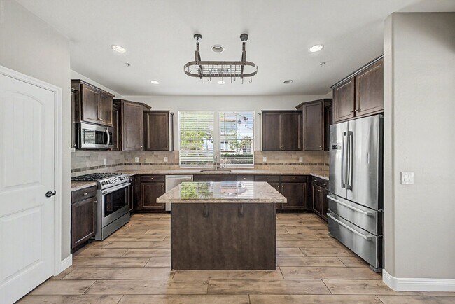 Building Photo - 20515 W Maiden Ln