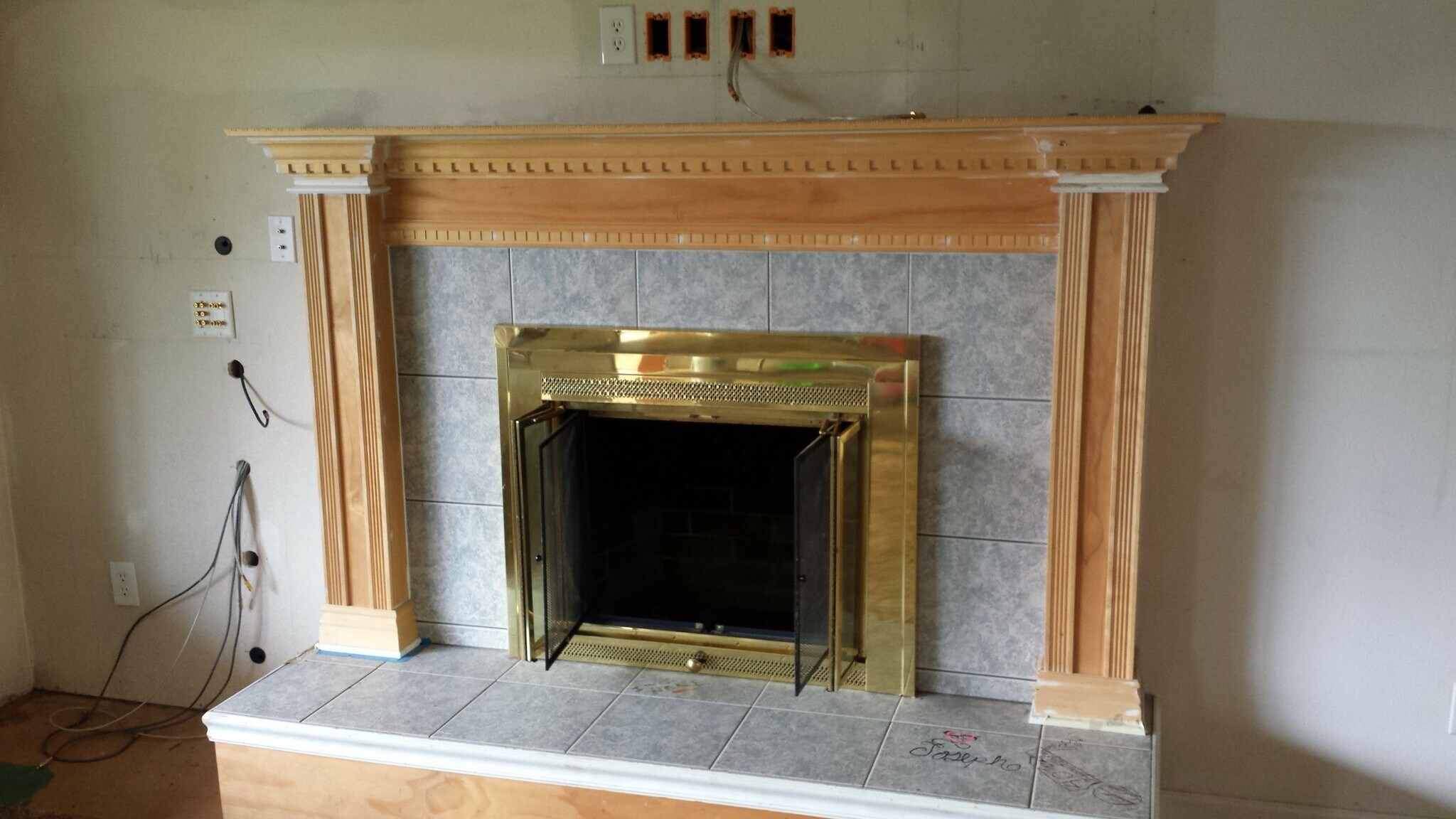 Natural Gas fireplace no mess - 1897 NW Dogwood St