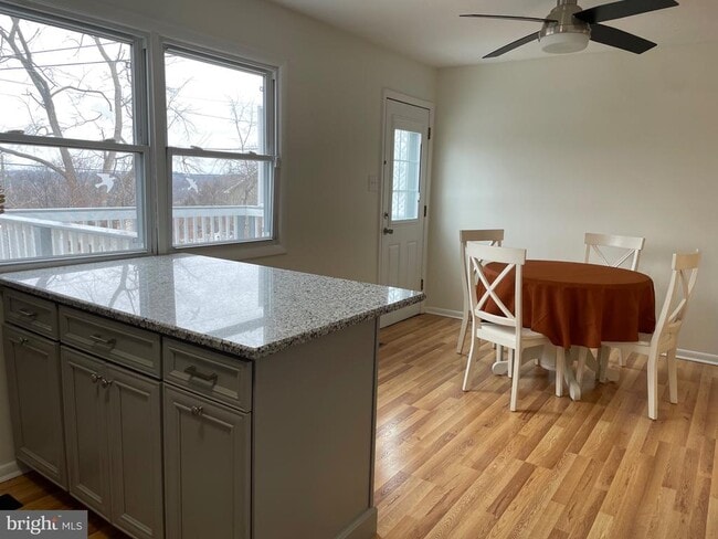 Building Photo - 136 Scott St