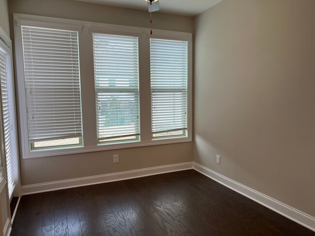 Building Photo - 3 Bed | 2.5 Bath Townhouse in Cary with Tw...