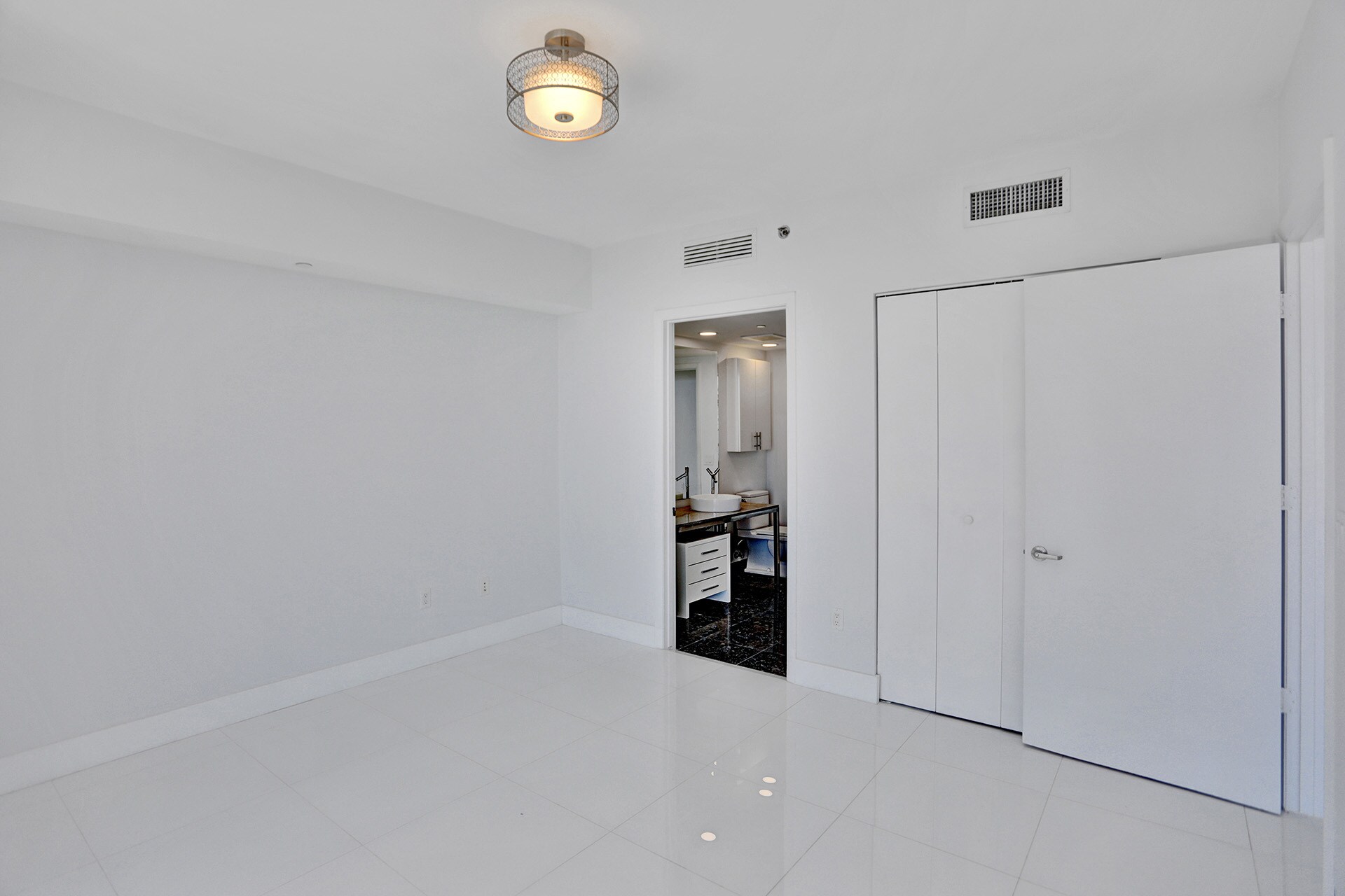 Building Photo - 495 Brickell Ave