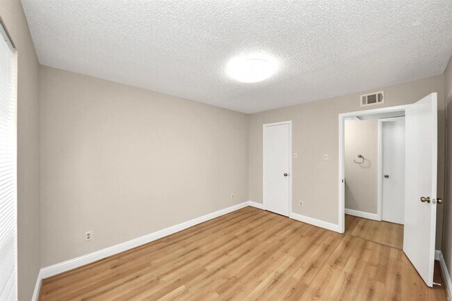 Building Photo - 2800 Jeanetta St