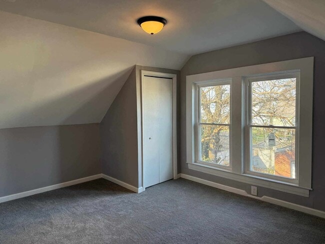 Building Photo - MASSIVE 4 bedroom, 2 bathroom house. RENOVATED