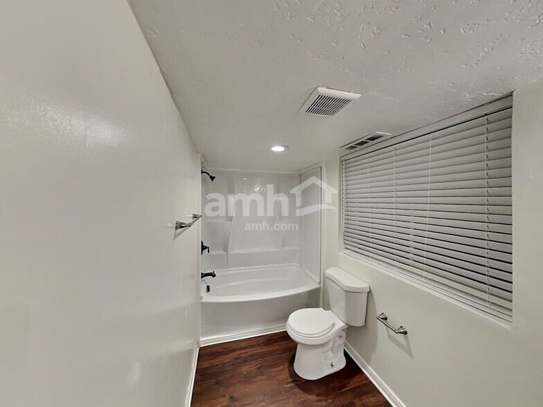 Building Photo - 1074 E 3250 N