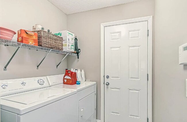 Building Photo - 40 Oakside Dr