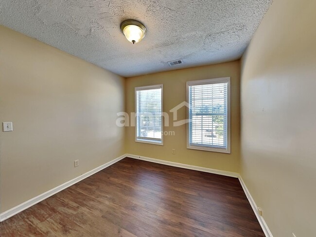 Building Photo - 1319 Vine Cir