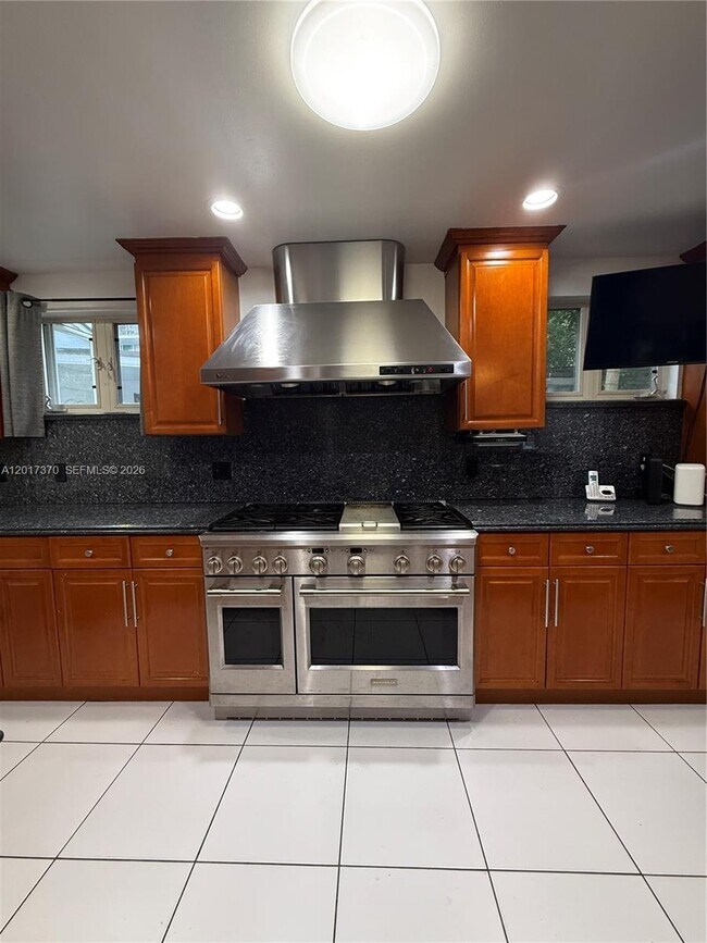 Building Photo - 2232 SW 5th St