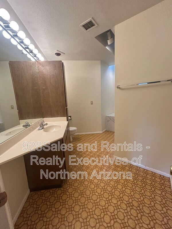 Building Photo - 4005 N Goodwin Cir