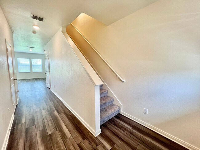 Building Photo - **APPLICATION RECEIVED** Charming Two-Story Home with Fenced Backyard & Community Pool
