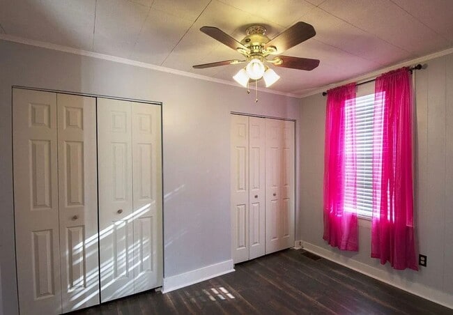 Building Photo - Small Cottage in quiet neighborhood.