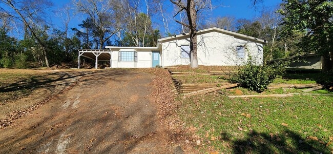 Building Photo - Completely Remodeled 3 Bed / 2 Bath Home 1,704 SF