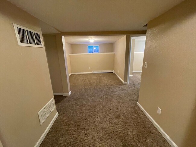 Building Photo - 616 Zion Dr