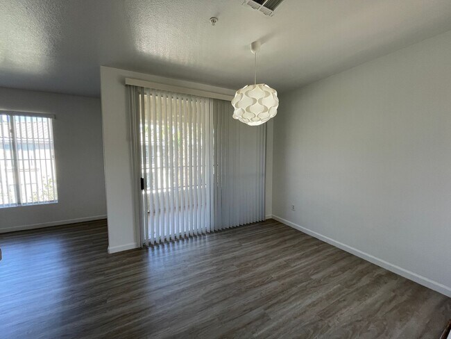 Building Photo - MOVE IN READY! 3 BEDROOM- GUARD GATED COMM...