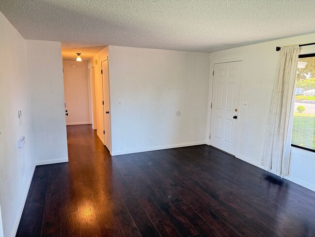 Building Photo - Discover this 3-bedroom 2-bathroom house in a great neighborhood!