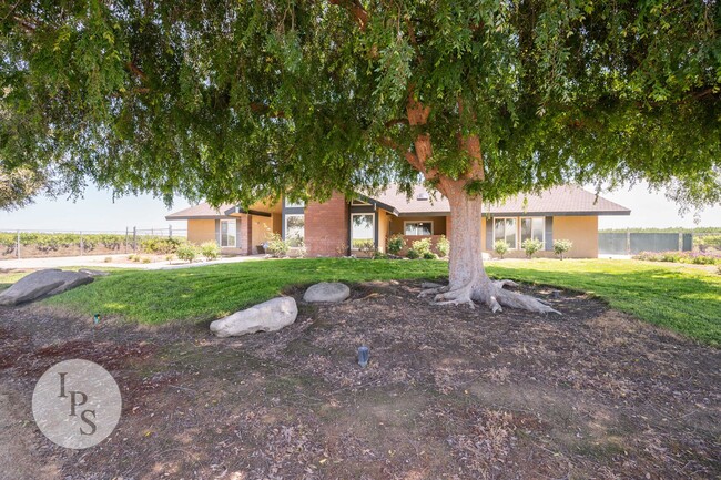 Building Photo - Fresno Westside Home, 3BR/3BA, Country Liv...