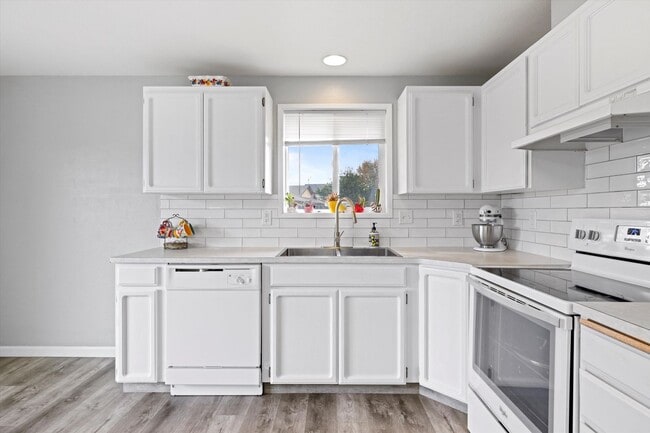 Building Photo - AVAILABLE SEPTEMBER!!!! Beautiful 3bed/2bath house in Pasco, Washington. - APPLY NOW!!!