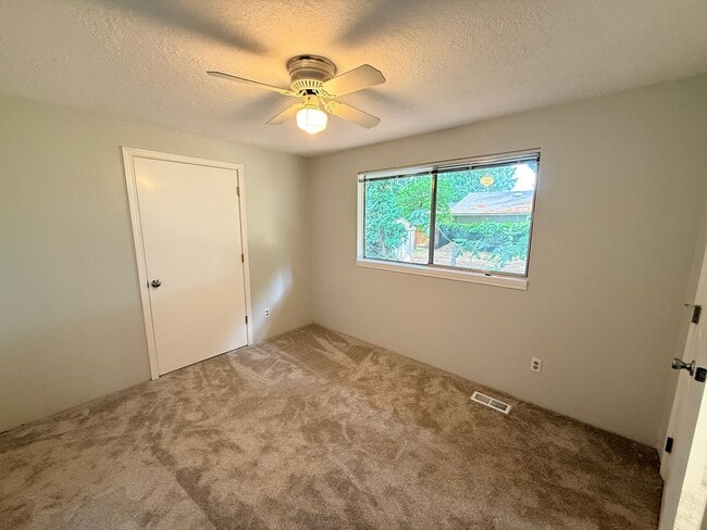Building Photo - Newly renovated 1892sqft 4-bedroom, 3-bath home in Portland,