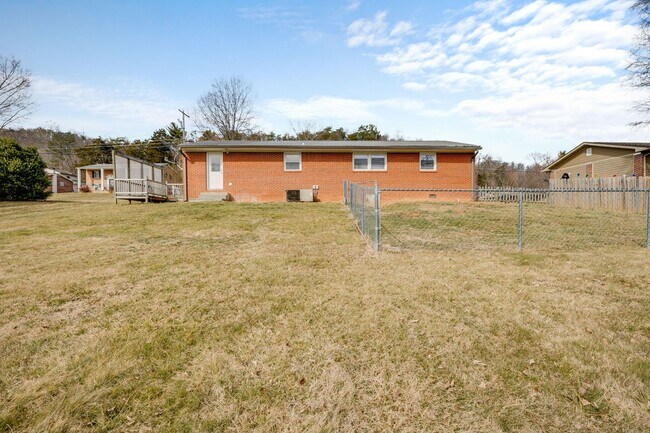 Building Photo - 606 Pine Ridge Rd