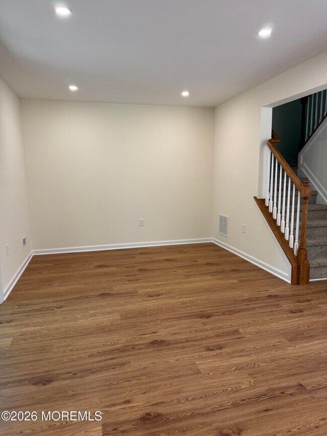 Building Photo - 5 Canary Cir