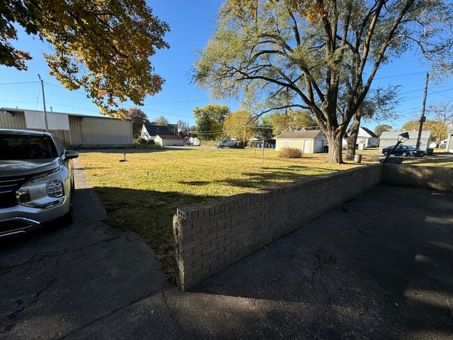 Building Photo - Updated 3BR Home with Large Yard & Long Driveway – Moline