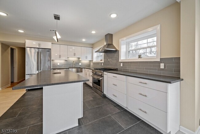 Building Photo - 480 Parkway Dr
