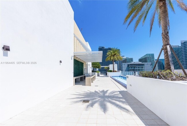 Building Photo - 1010 SW 2nd Ave