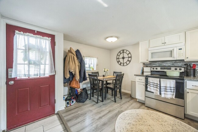 Building Photo - Cozy 2-Bedroom, 1 Bath Apartment in Plymou...