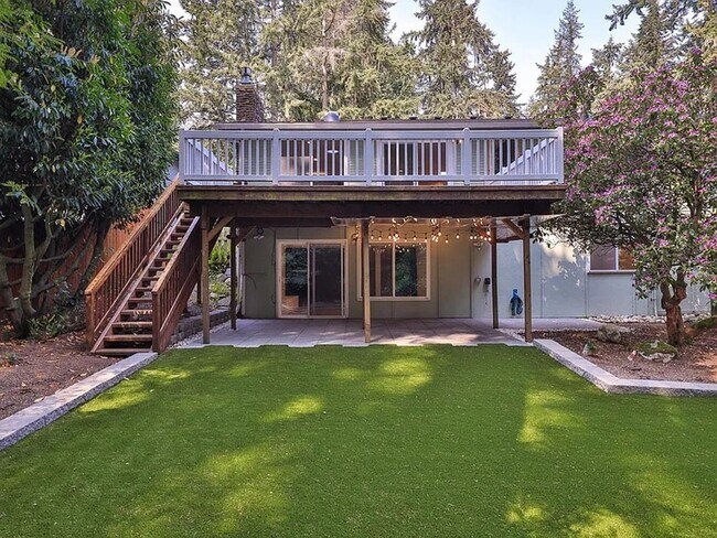 Building Photo - Remodeled Bellevue Home