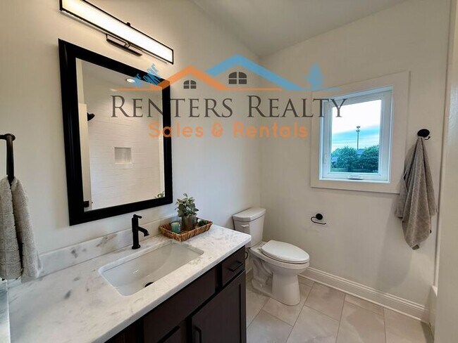 Building Photo - Stunning 3 Bedroom with Rooftop Terrace