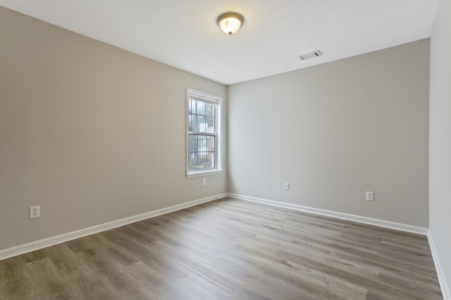 Building Photo - 2325 Winthrope Way Dr