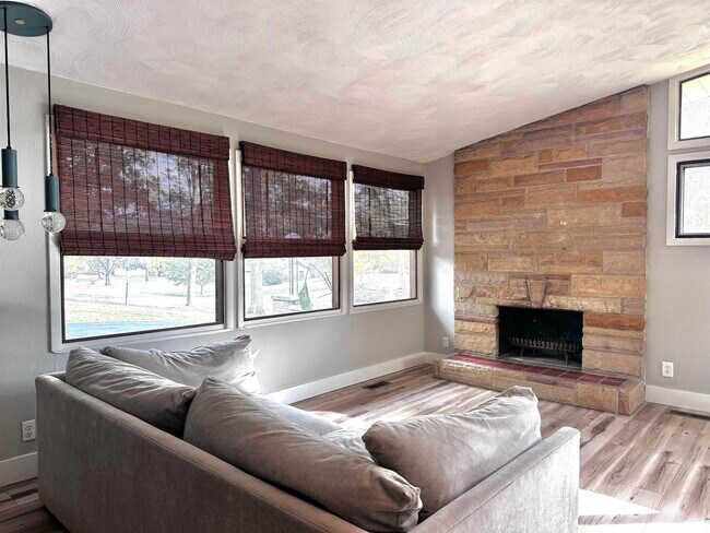 Building Photo - 7102 Woodhue Ln