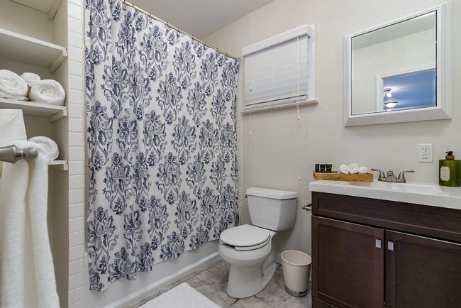 Building Photo - 418 E Myrtle St