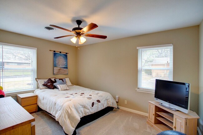 Building Photo - 4 Bd, 2 Ba for Lease | N. Arlington