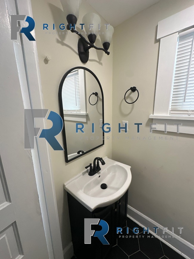 Building Photo - Freshly Renovated Home in Miamisburg