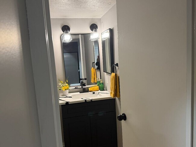 Building Photo - Luxurious 2-Bedroom Apartments with Modern Flair and Parkside Living!