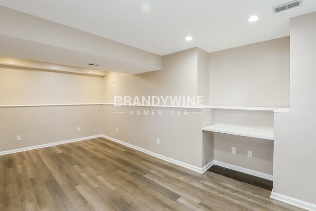 Building Photo - 521 SE Onyx Dr