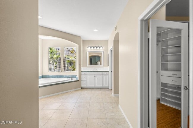 Building Photo - Beautiful 5 bed, 4.5 bath pool home in Wood Ranch