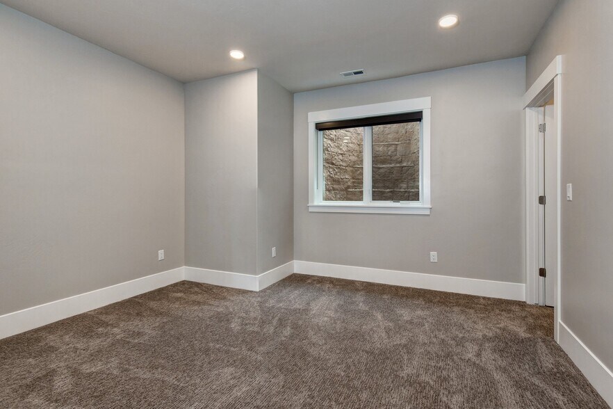 Building Photo - 11091 Shoreline Dr