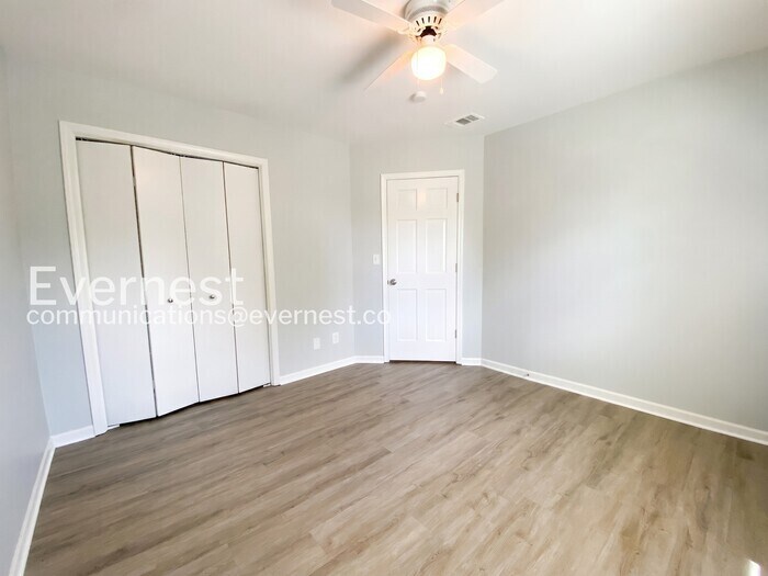 Building Photo - 1104 E Pineview St