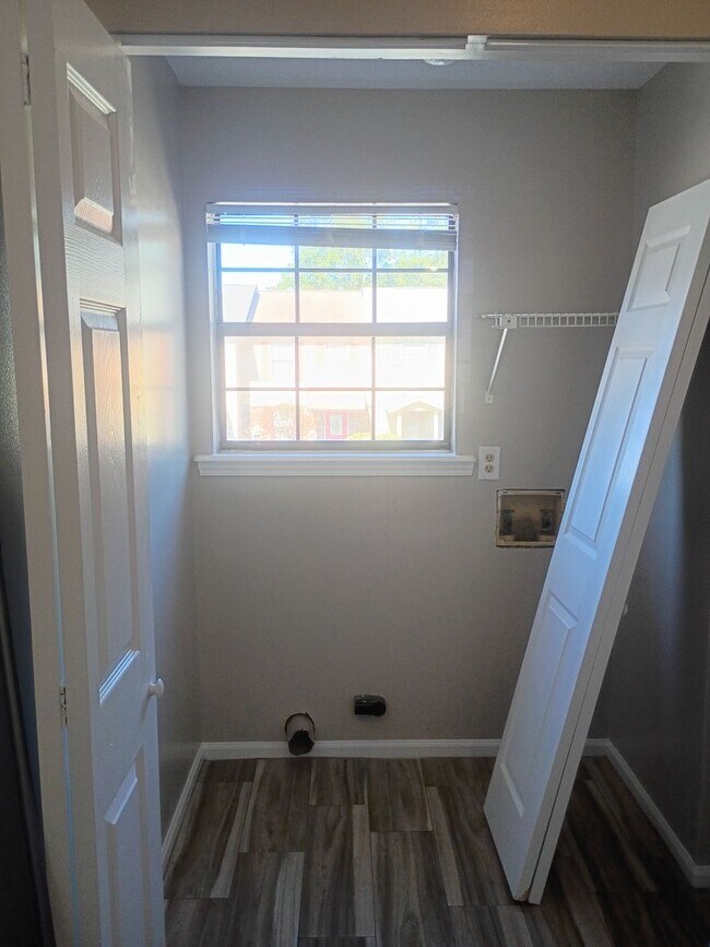 Building Photo - MOVE IN READY