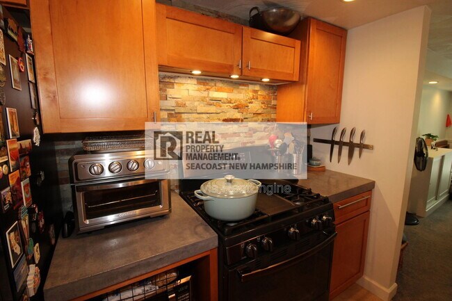 Building Photo - 203 Piscassic St