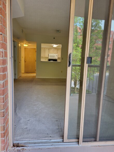 Balcony sliding door - 4808 Moorland Ln
