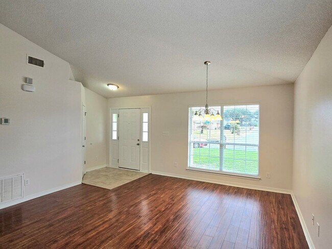 Building Photo - Spacious 4-Bedroom Home