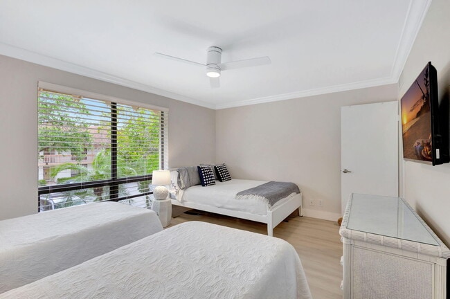 Building Photo - 438 Brackenwood Ln S