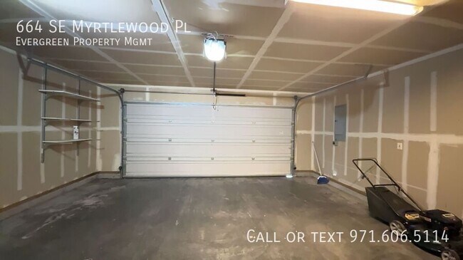 Building Photo - 664 SE Myrtlewood Pl