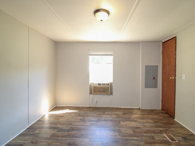 Building Photo - Updated 2BR/1BA Trailer in Muscle Shoals – Quiet Country Setting